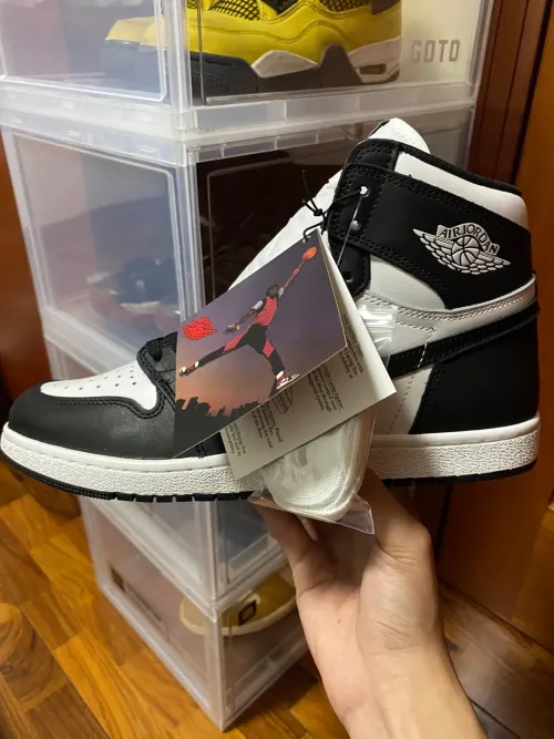 XH Air Jordan 1 ’85 Hi “Panda Black And White review 
