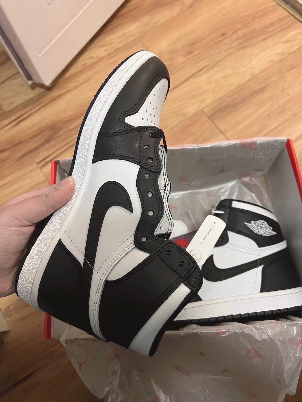 XH Air Jordan 1 ’85 Hi “Panda Black And White review Brooke 01