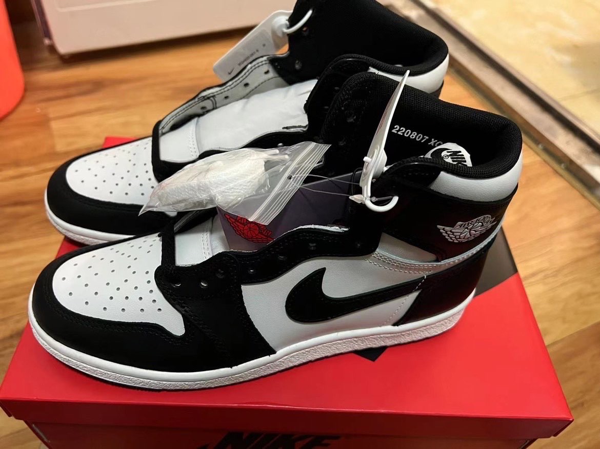 XH Air Jordan 1 ’85 Hi “Panda Black And White review Brooke 02