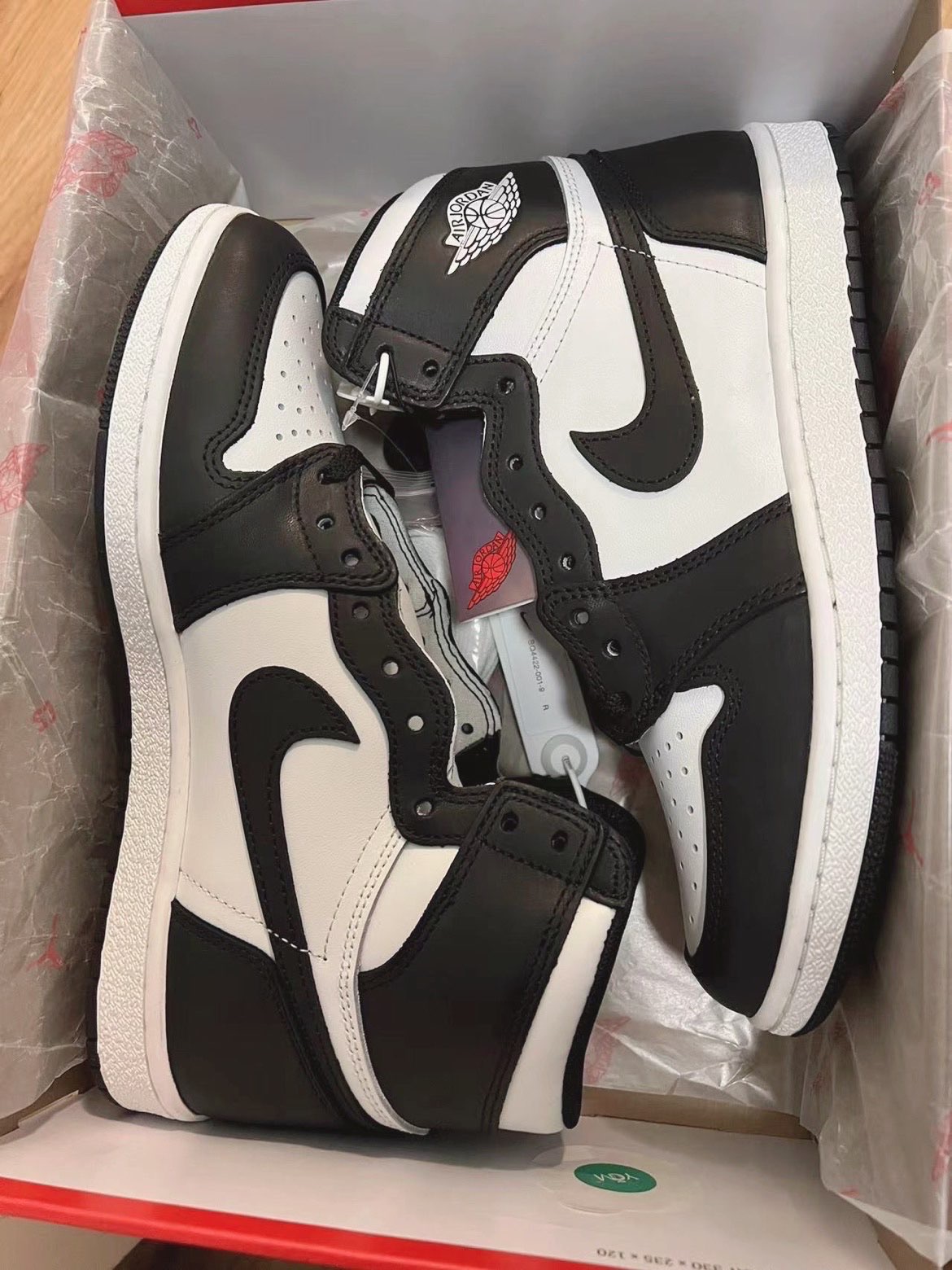 XH Air Jordan 1 ’85 Hi “Panda Black And White review Brooke 03