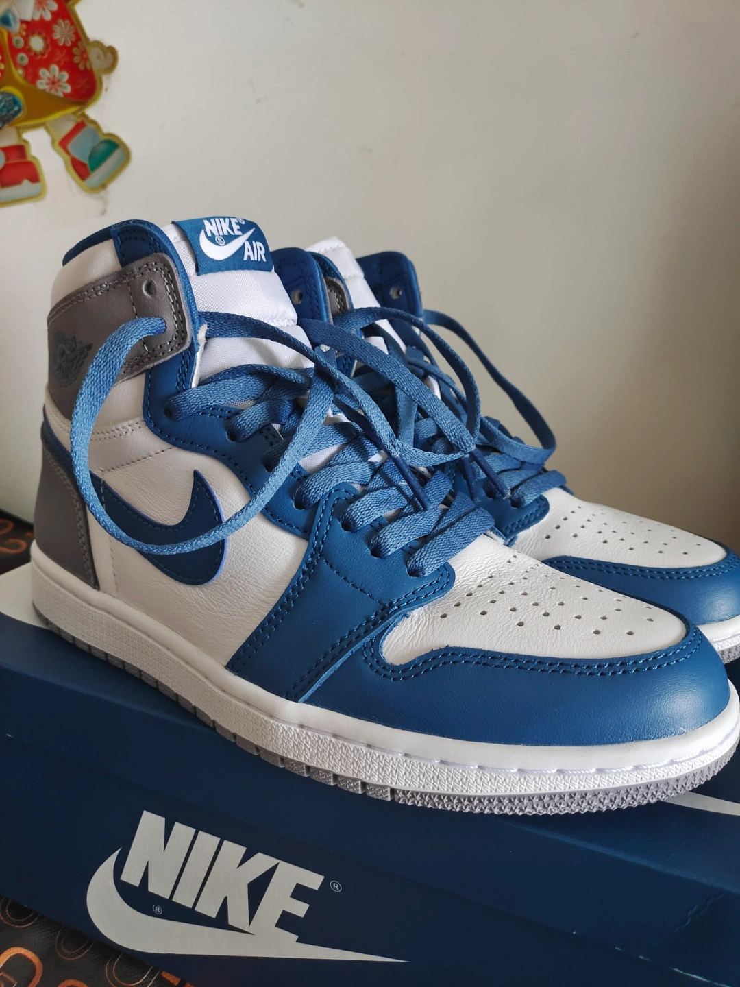 XH  Air Jordan 1 High OG True Blue review Madison 01
