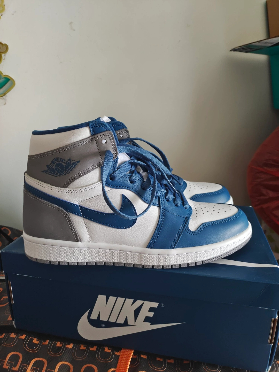 XH  Air Jordan 1 High OG True Blue review Madison 02