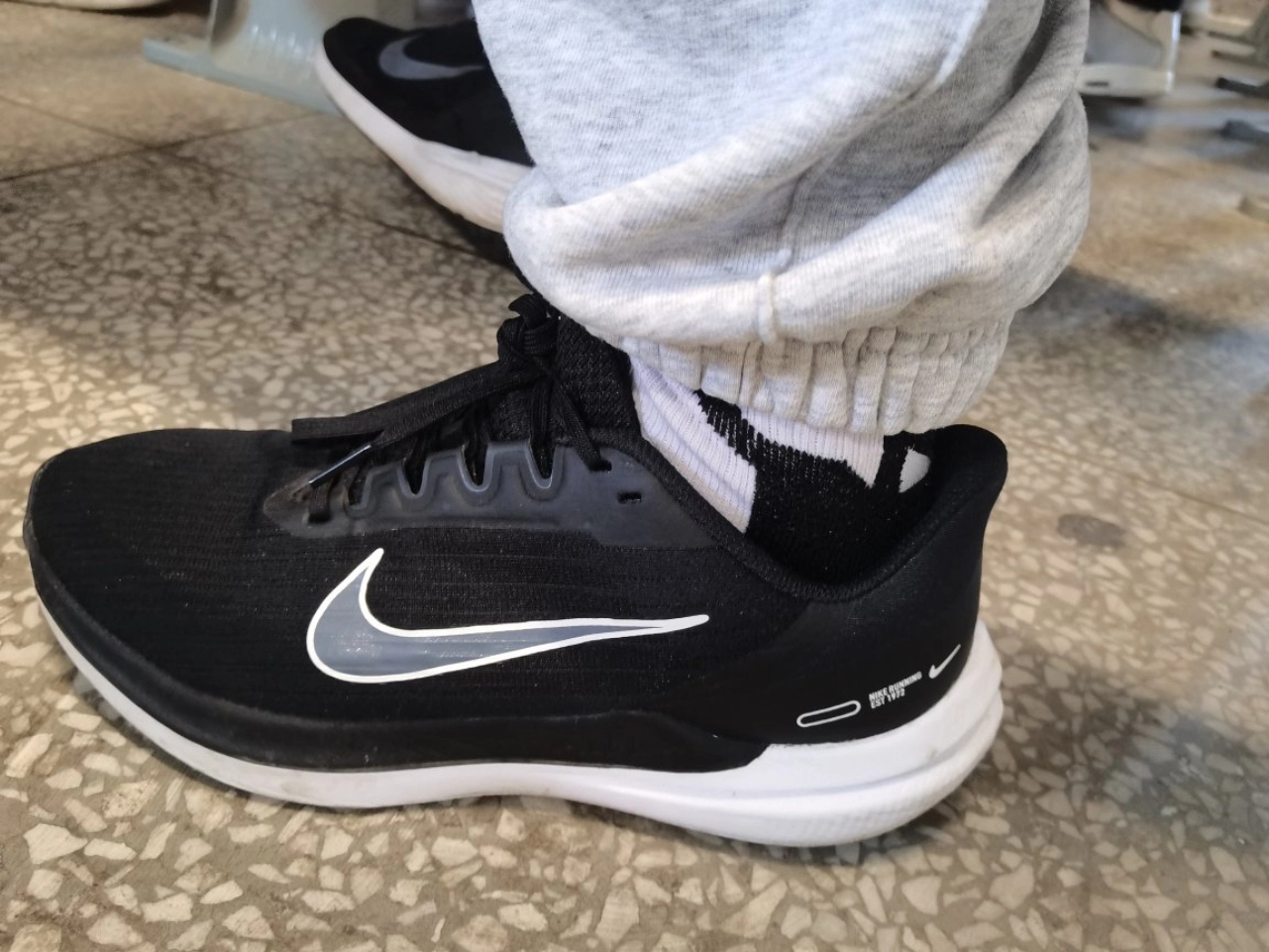 Nike Air Winflo 9 Black Dark Smoke Grey review Riley 02