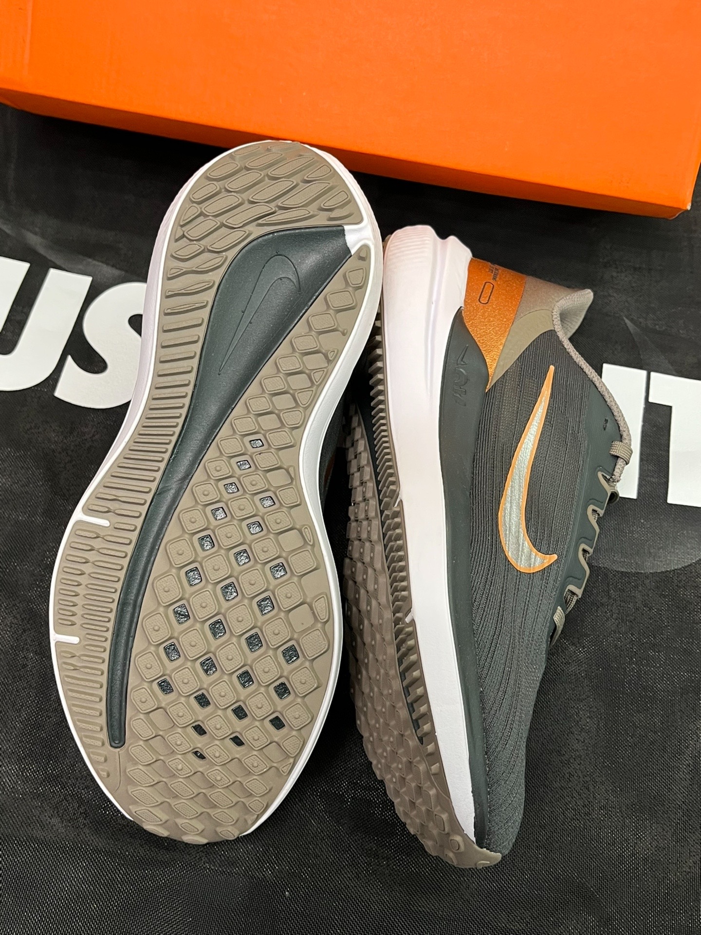 Nike Air Winflo 9 Black And White Brown review Isabella 05