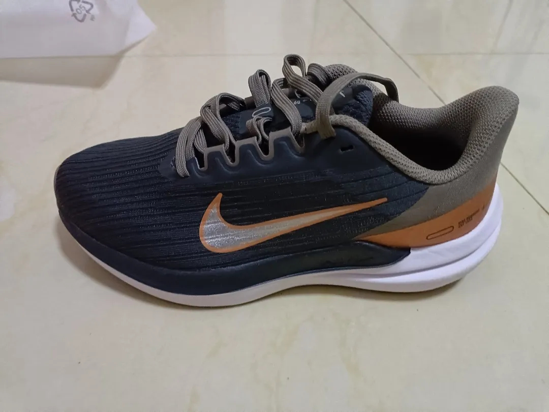 Nike Air Winflo 9 Black And White Brown review Ava 01