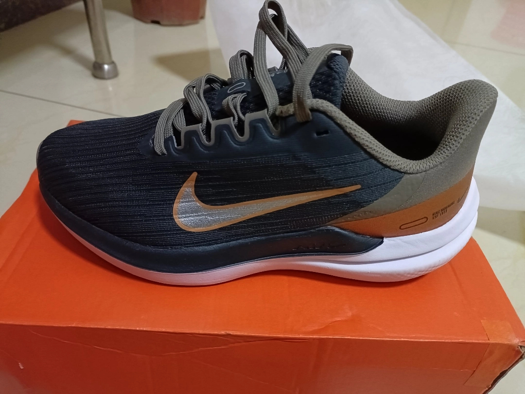 Nike Air Winflo 9 Black And White Brown review Ava 02