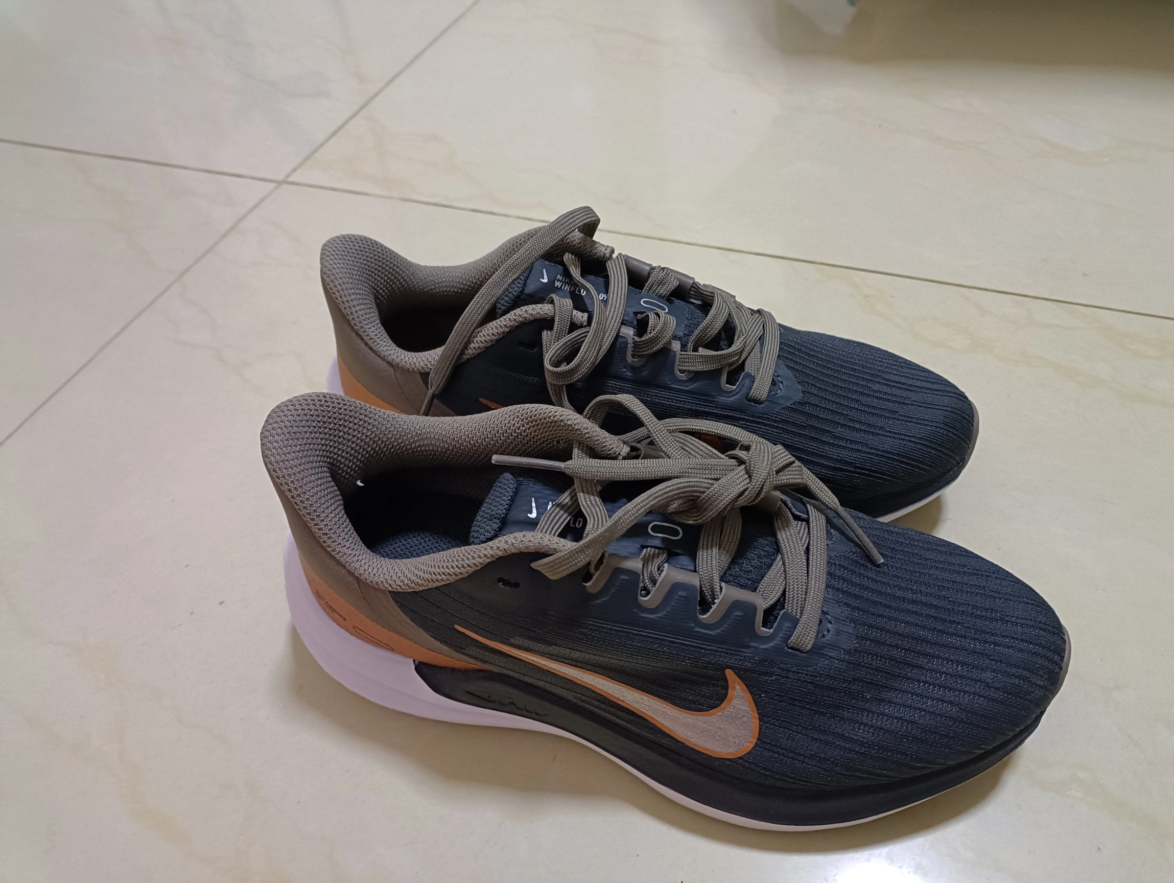 Nike Air Winflo 9 Black And White Brown review Ava 03