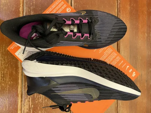 Nike Air Winflo 9 Black, Blue, and Yellow review 