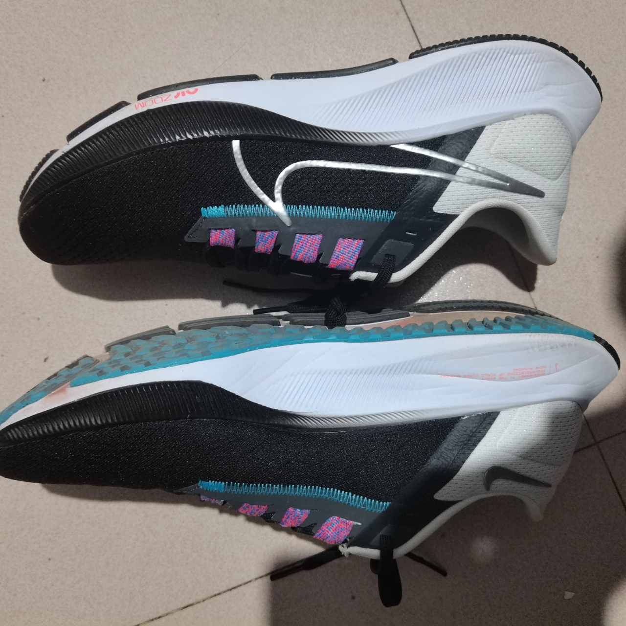 Nike AIR ZOOM PEGASUS 38 Black And White Blue review Emma 03