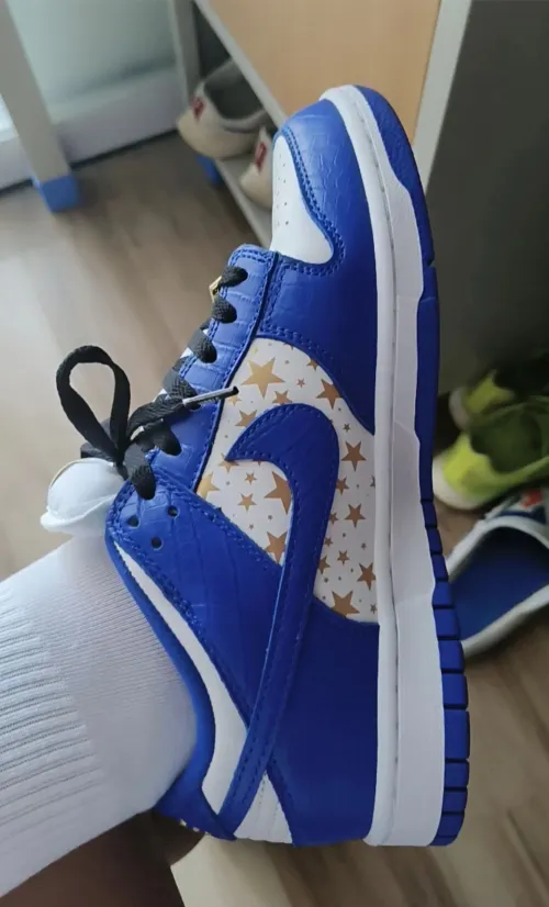 OG Supreme x Nike SB Dunk Low “Hyper Royal” review 