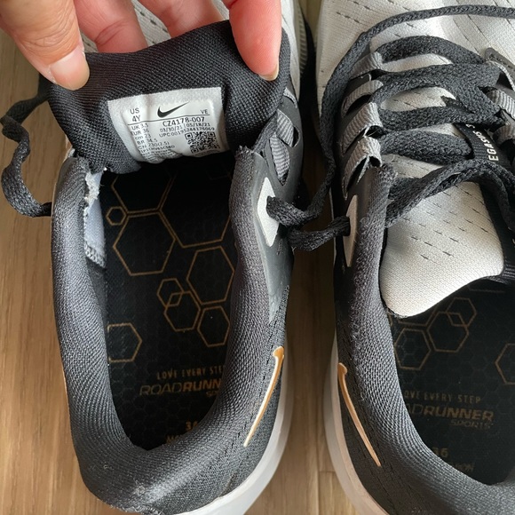 Nike AIR ZOOM PEGASUS 38 Grey Black Gold review Emma 02