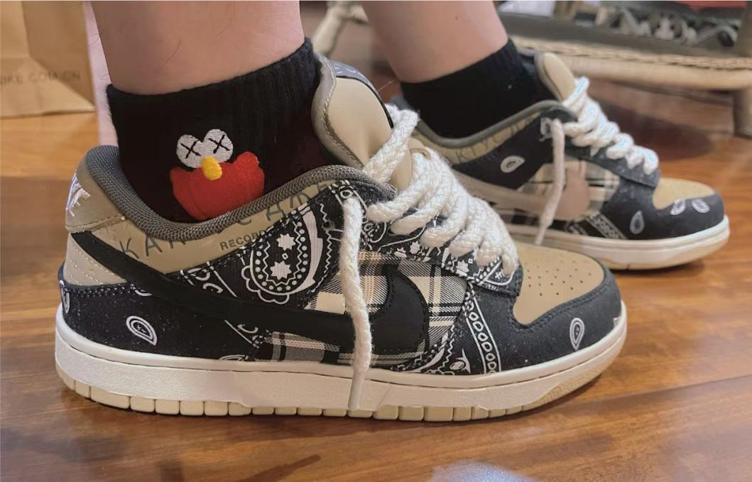 OG Travis Scott x Nike SB Dunk Low Paisley review arie