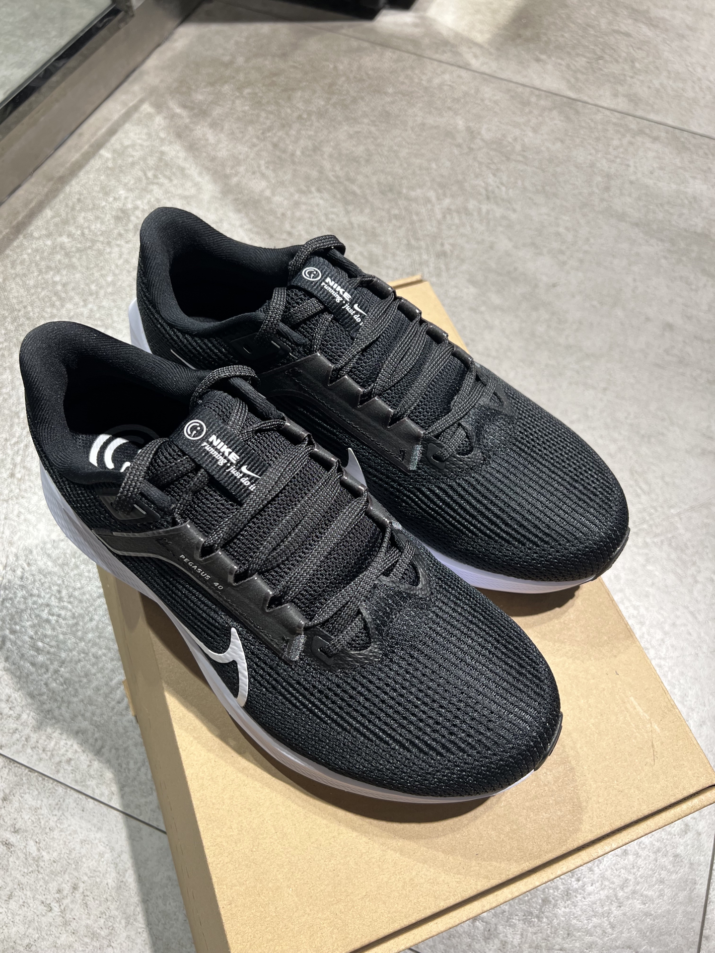 Nike Air Zoom Pegasus 40 Black And White review Kendall 01