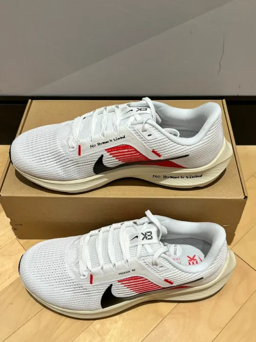 Nike Air Zoom Pegasus 40 Red, white, and black review 