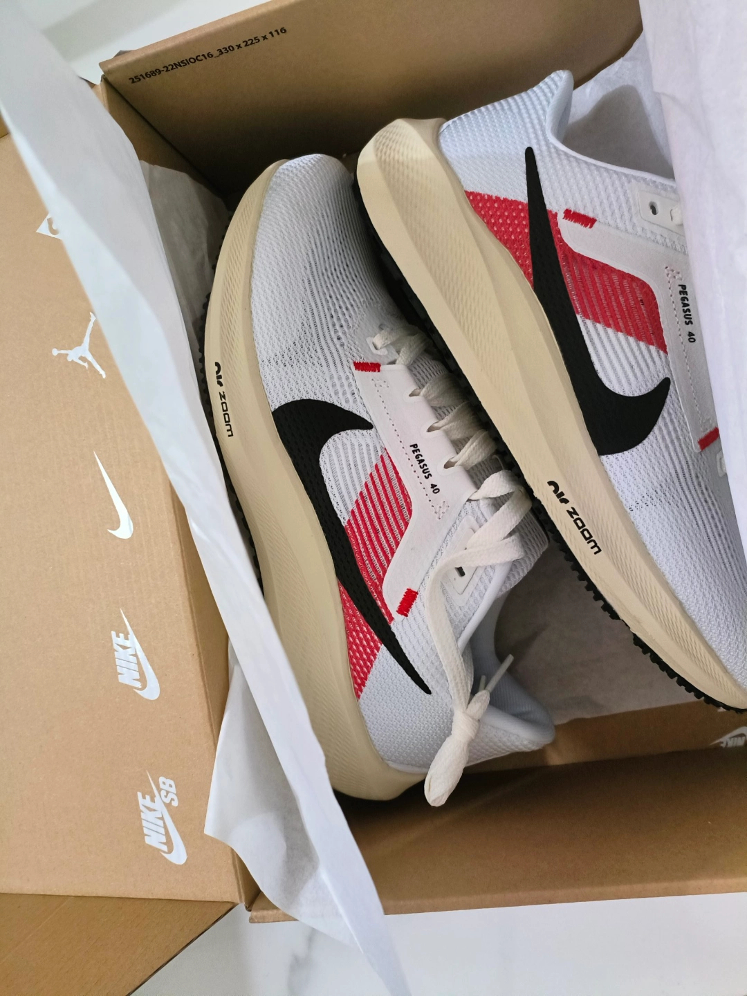 Nike Air Zoom Pegasus 40 Red, white, and black review Kendall