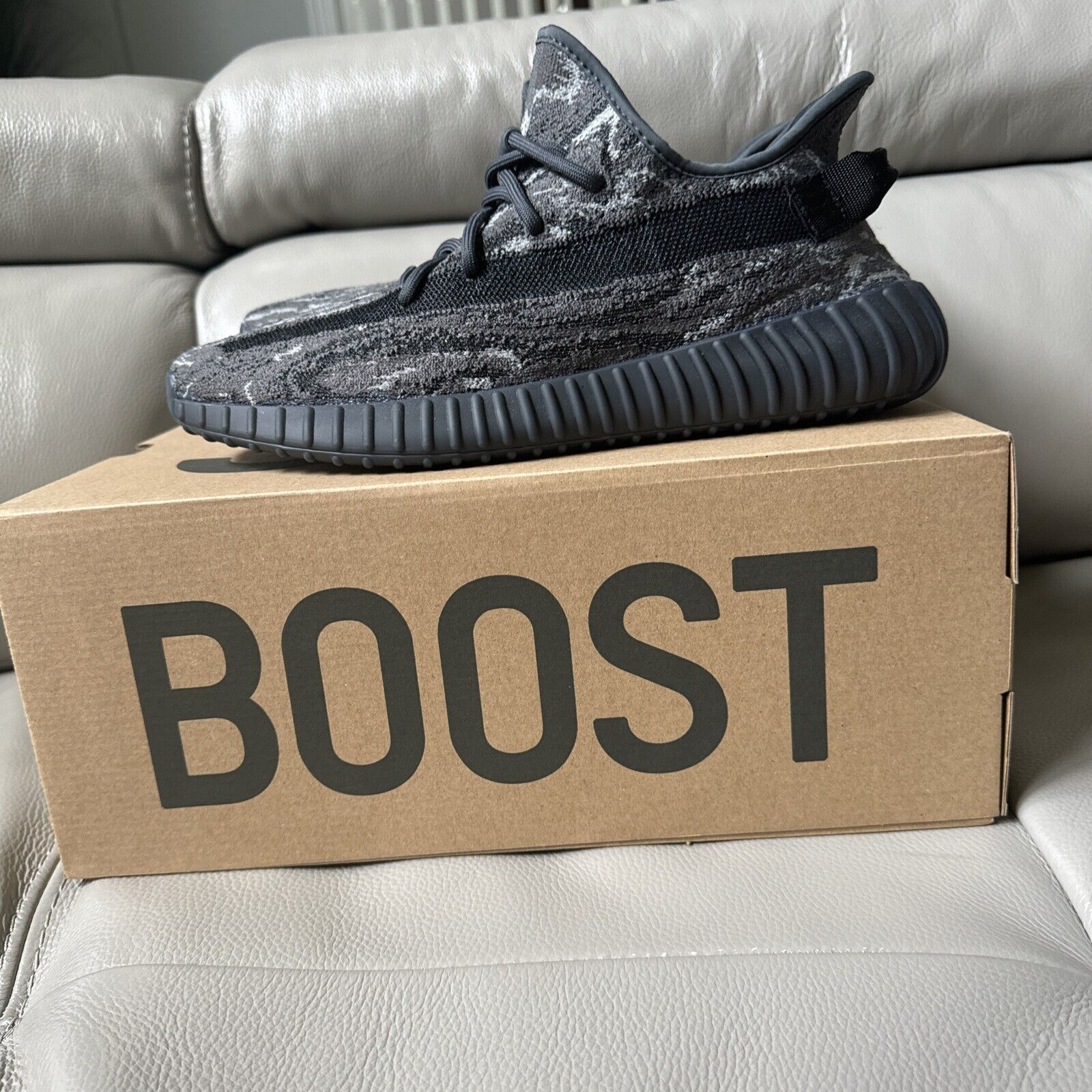 AH Adidas Yeezy 350 V2 Dark Salt review Seoyoung 01