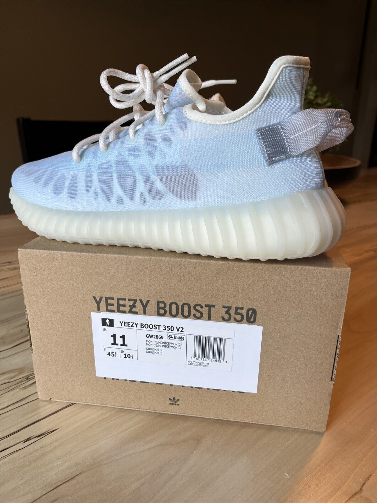AH Adidas Yeezy Boost 350 V2 Mono Ice review Gustavo Cardenas 01