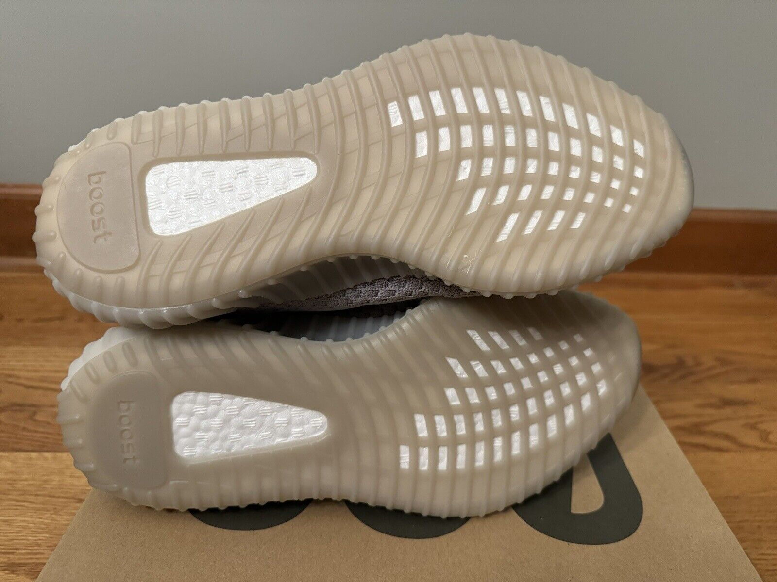 HK Adidas Yeezy Boost 350 V2 “Tail Light” review Tran Duc Hiep 02