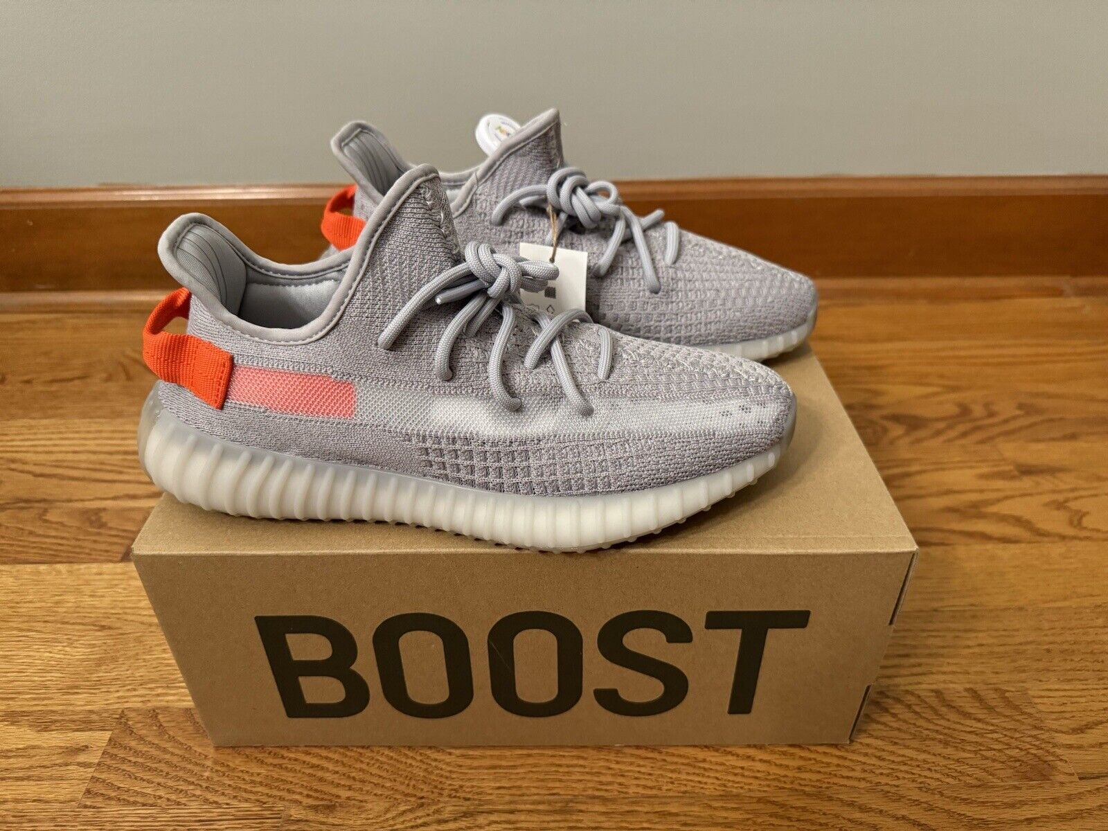 HK Adidas Yeezy Boost 350 V2 “Tail Light” review Tran Duc Hiep 03