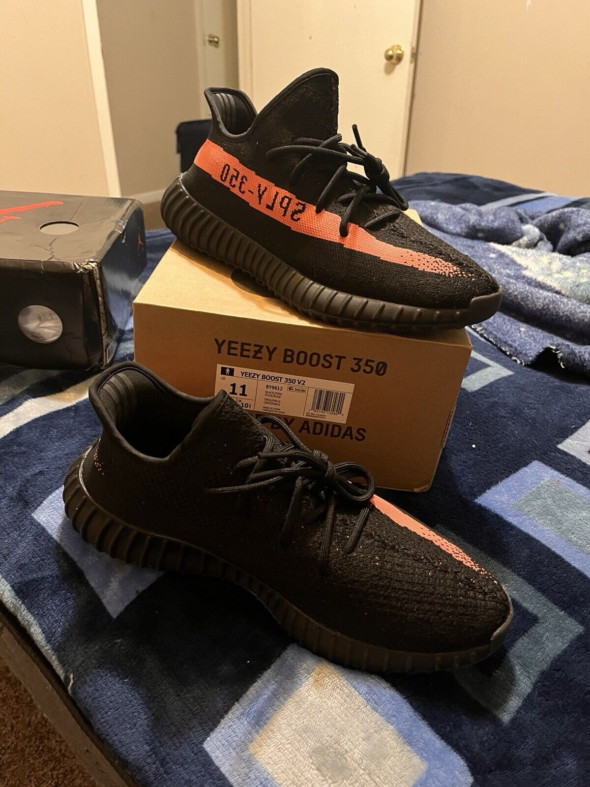 HK Adidas Yeezy Boost 350 V2 “Core Black Red” review Profil 01