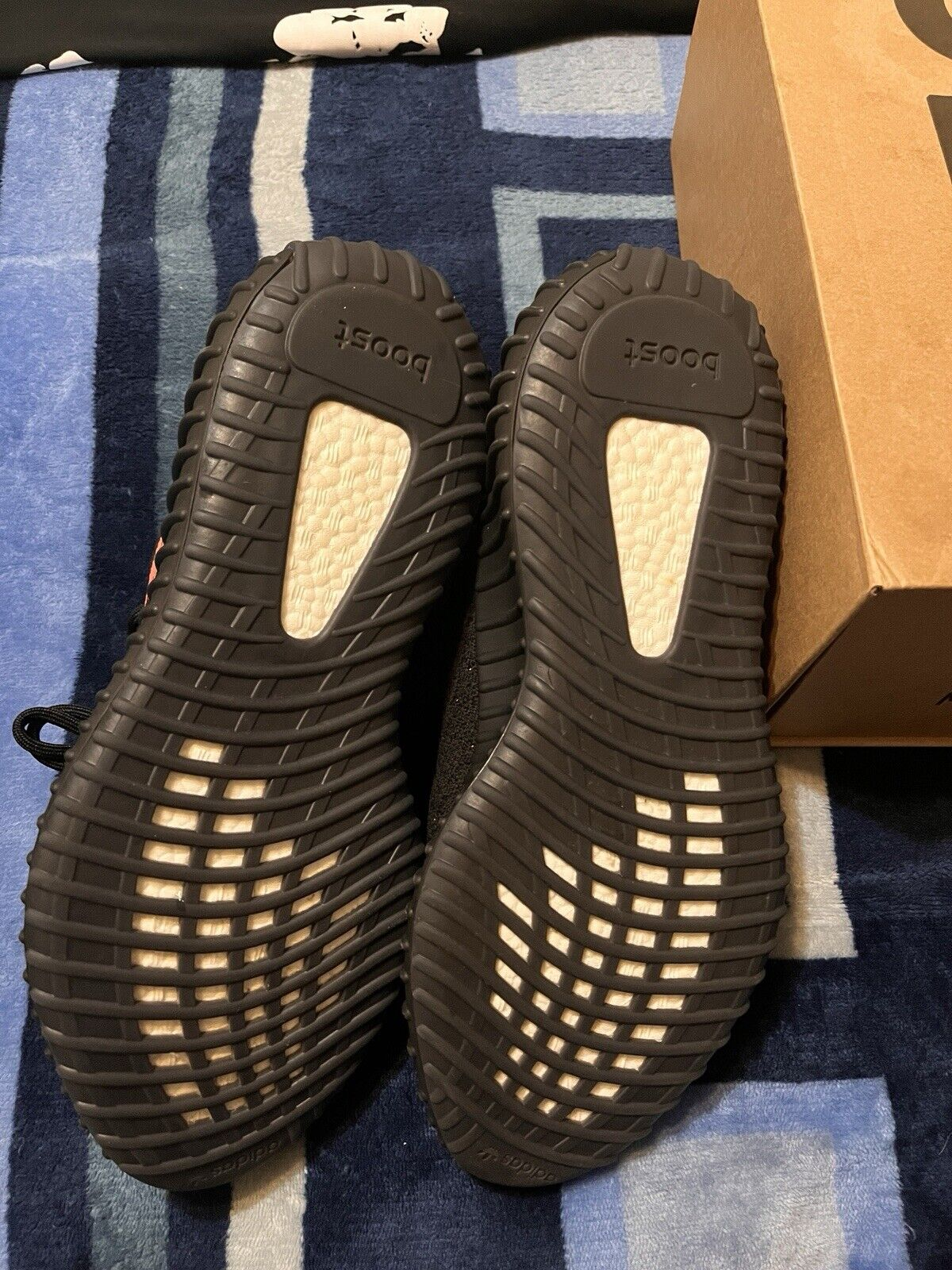 HK Adidas Yeezy Boost 350 V2 “Core Black Red” review Profil 02