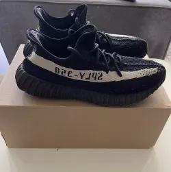 AH Adidas Yeezy Boost 350 V2 Core Black/White Real Boost review Pilar Sanchez 01