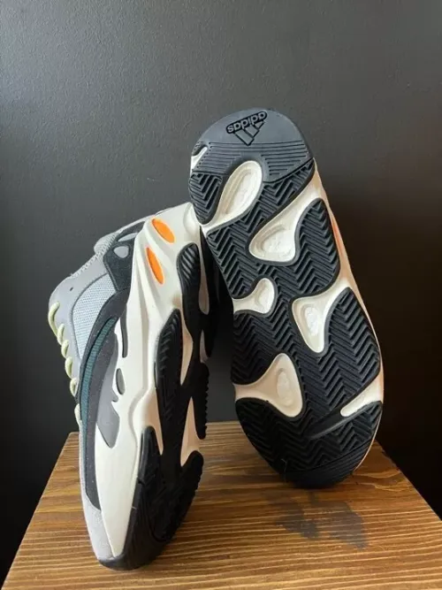 OG Yeezy Boost 700 OG“Wave Runner” review 