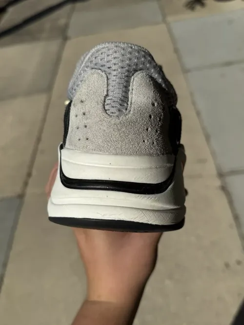 S2 Yeezy Boost 700 OG“Wave Runner” review 