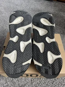 S2 Yeezy Boost 700 OG“Wave Runner” review Misty 01
