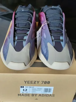 S2 Adidas Yeezy 700 V3 Fade Carbon review B+B 01