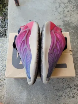 S2 Adidas Yeezy 700 V3 Fade Carbon review B+B 02
