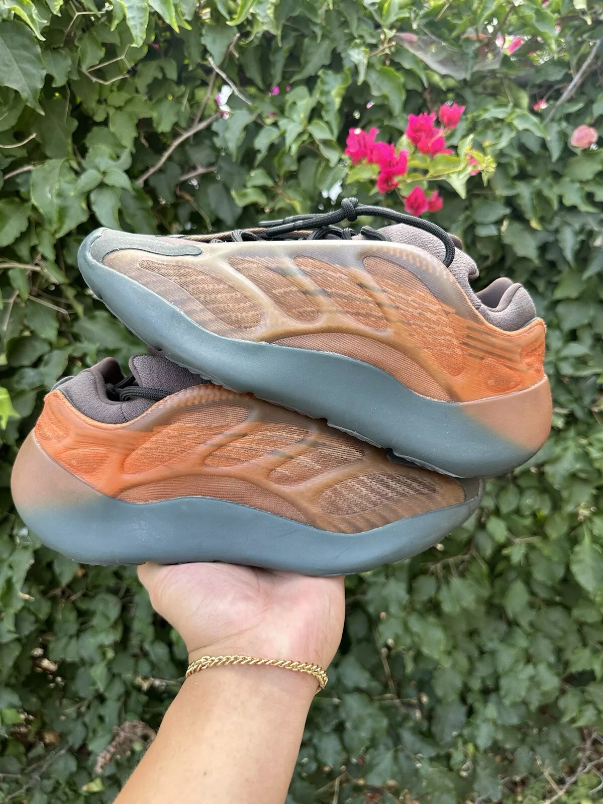 S2 Adidas YEEZY Yeezy 700 V3 'Copper Fade' review Slo az 02