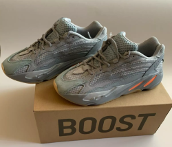 S2 Yeezy Boost 700 “Inertia”  review MAIRIM RIVERO 01