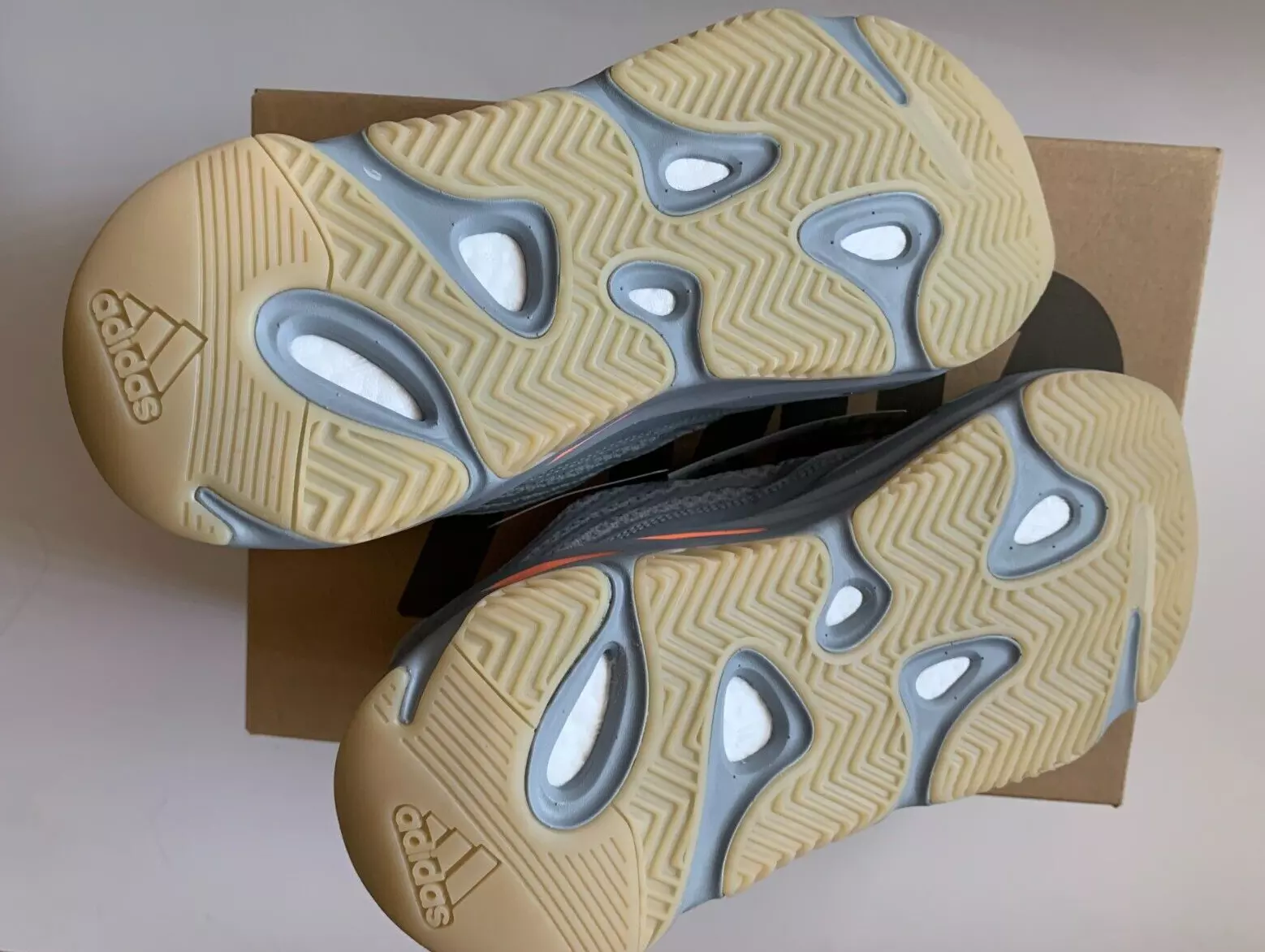 S2 Yeezy Boost 700 “Inertia”  review MAIRIM RIVERO 02