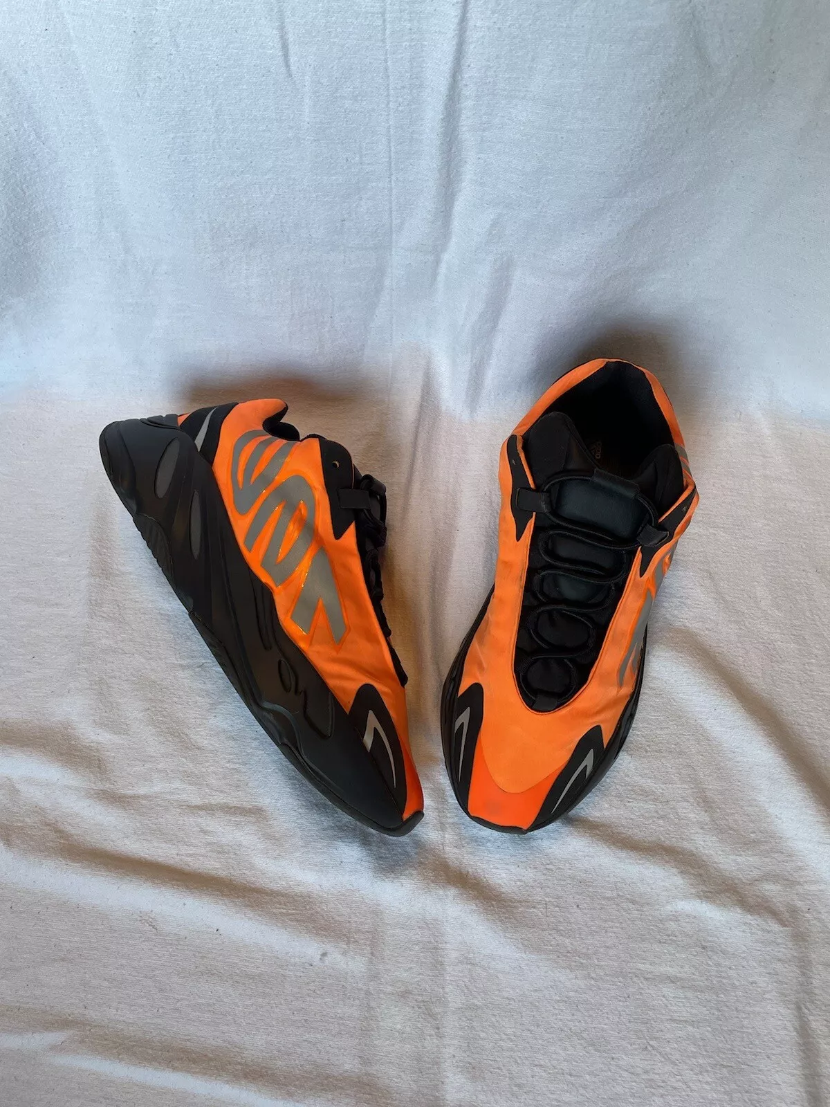 S2 Adidas Yeezy Boost 700 MNVN Orange review Ale 01