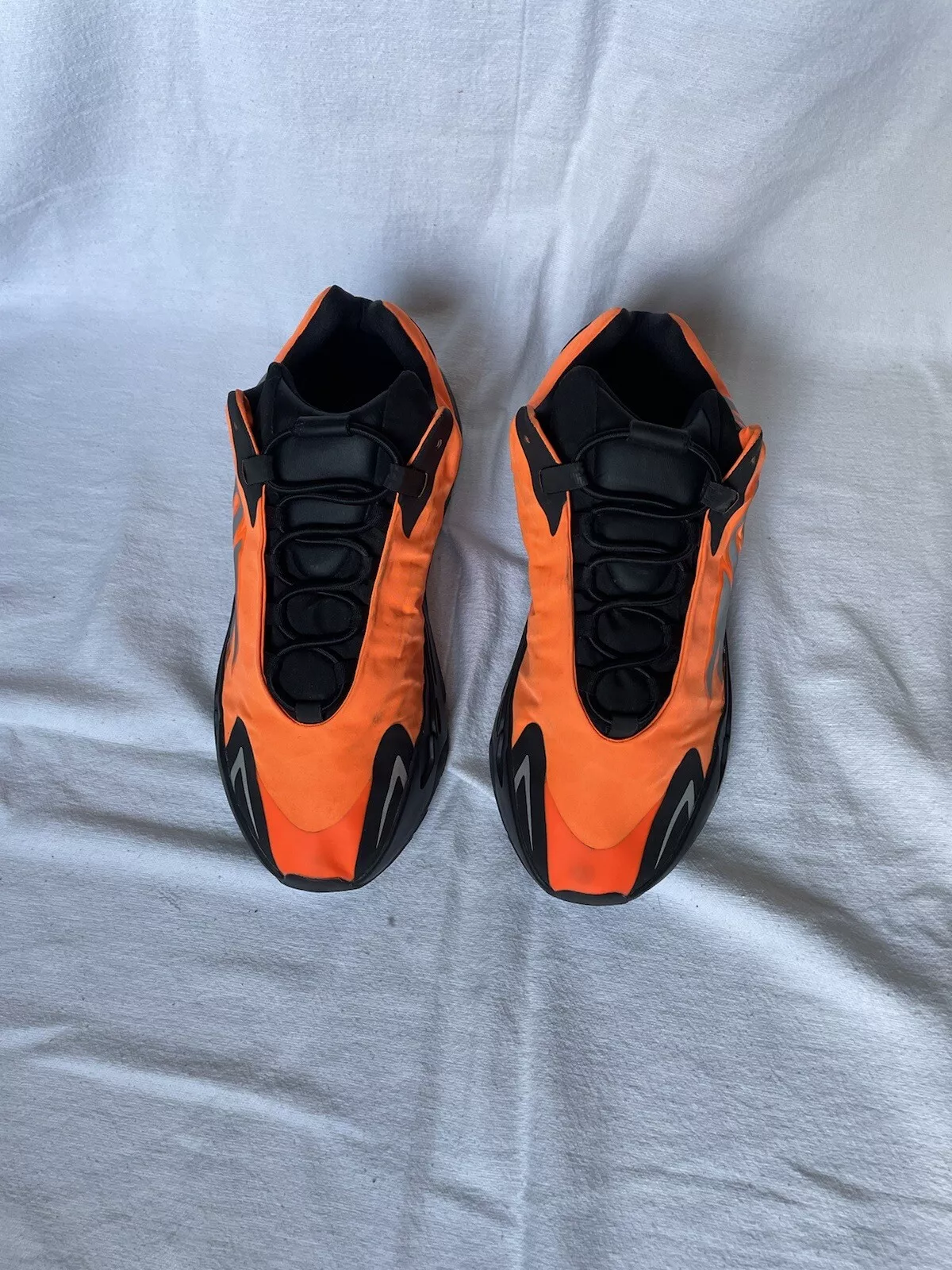 S2 Adidas Yeezy Boost 700 MNVN Orange review Ale 02