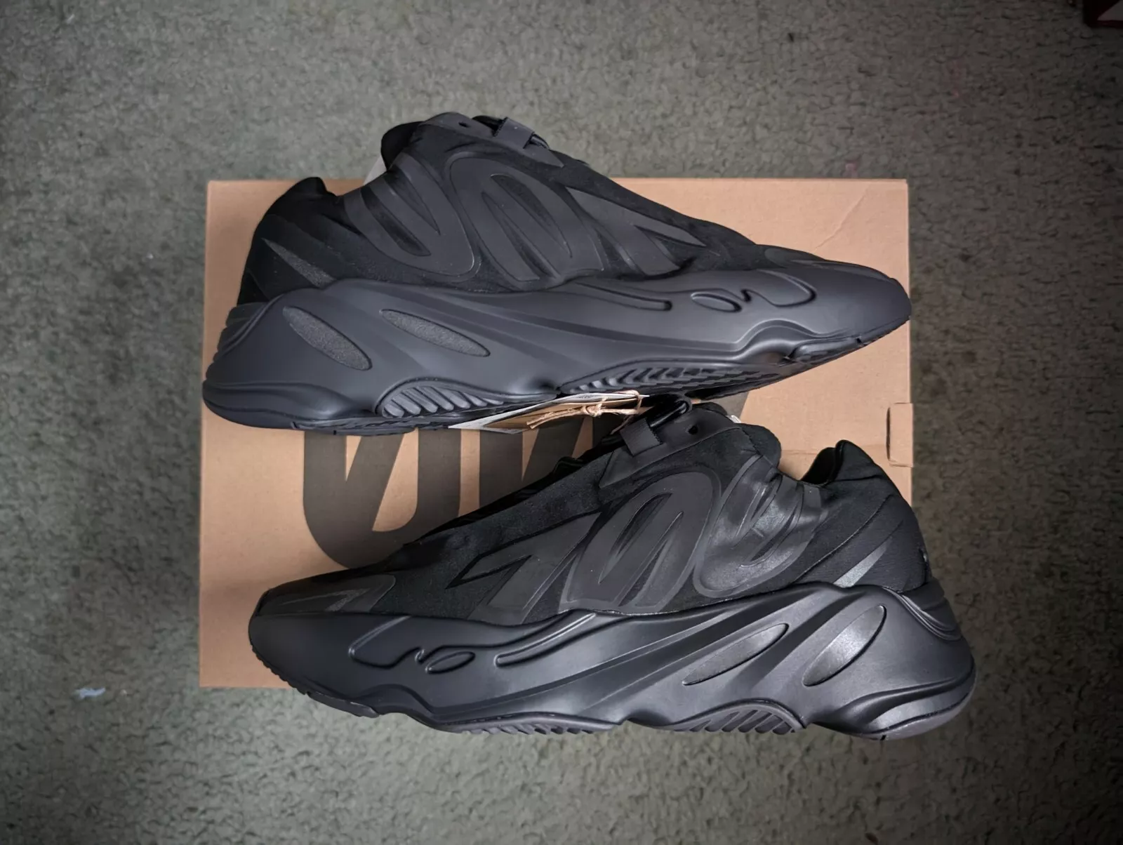 S2 Adidas Yeezy Boost 700 MNVN Triple Black review Hakimi Ismoil 02