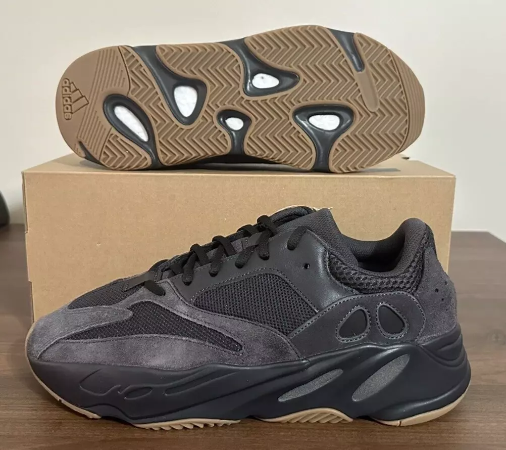 AH Yeezy Boost 700“Utility Black” review Angel Sefiani 01
