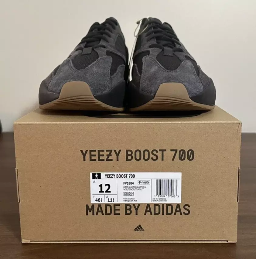 AH Yeezy Boost 700“Utility Black” review Angel Sefiani 02