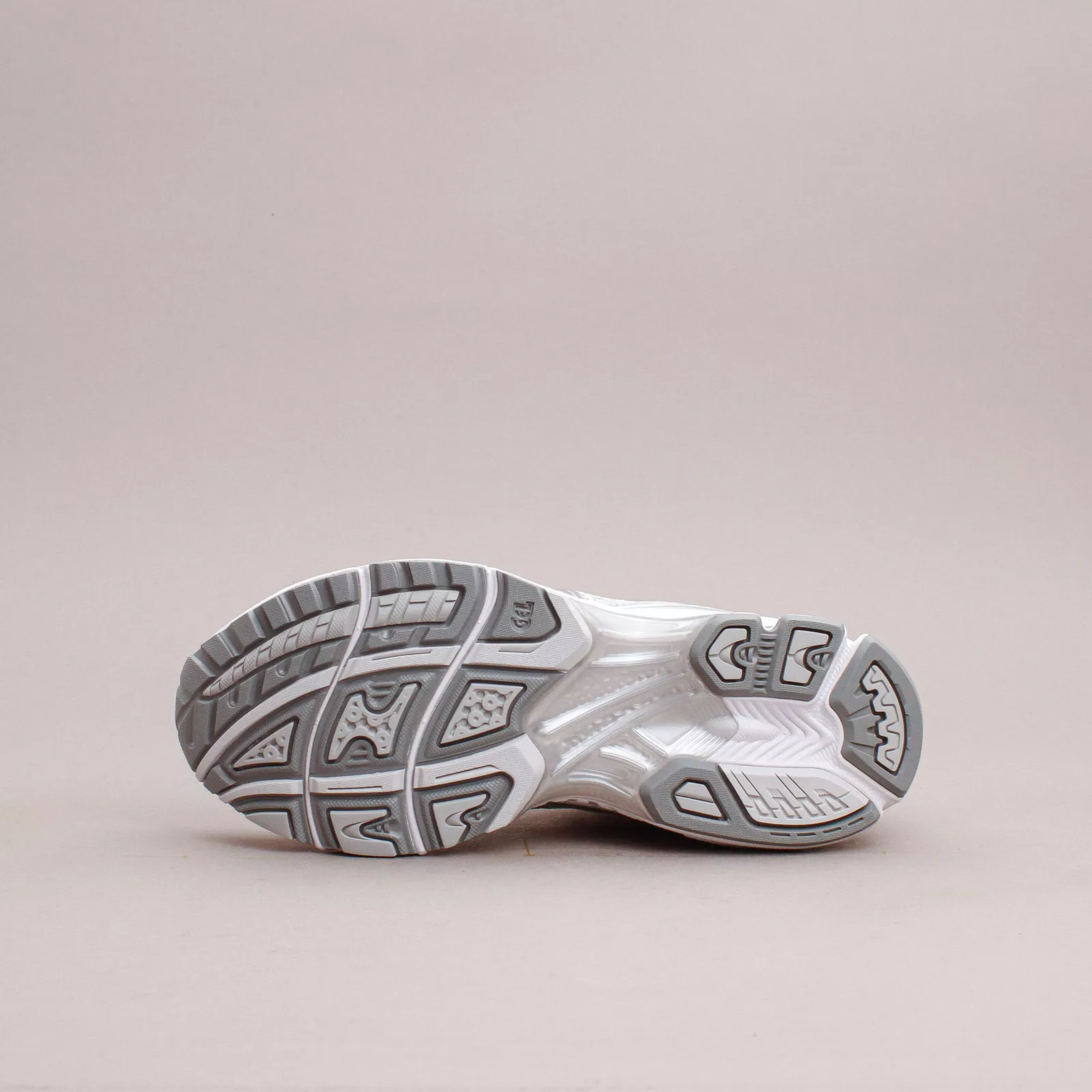 Asics Gel Kayano 14 'Cloud Grey Clay' review Dennis Sandford 02