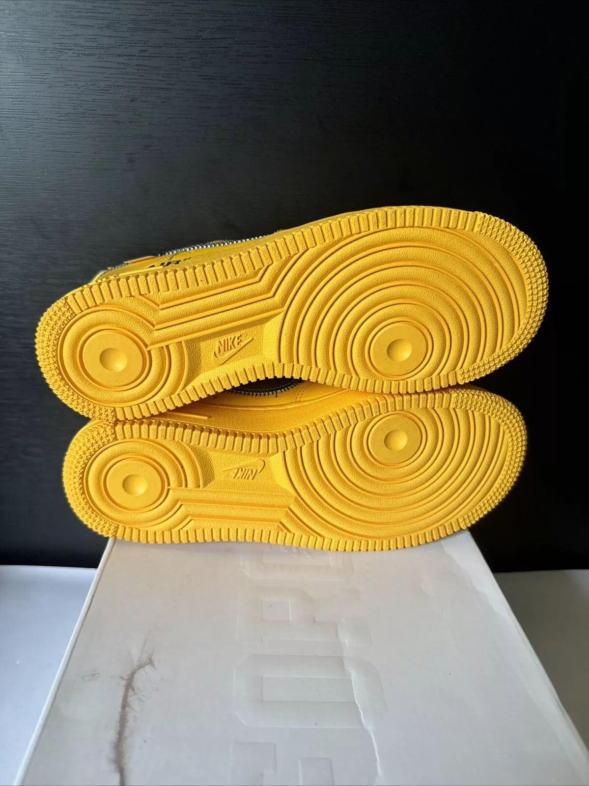 TS Off-White x Nike Air Force 1 Low University Gold review Gavon 02