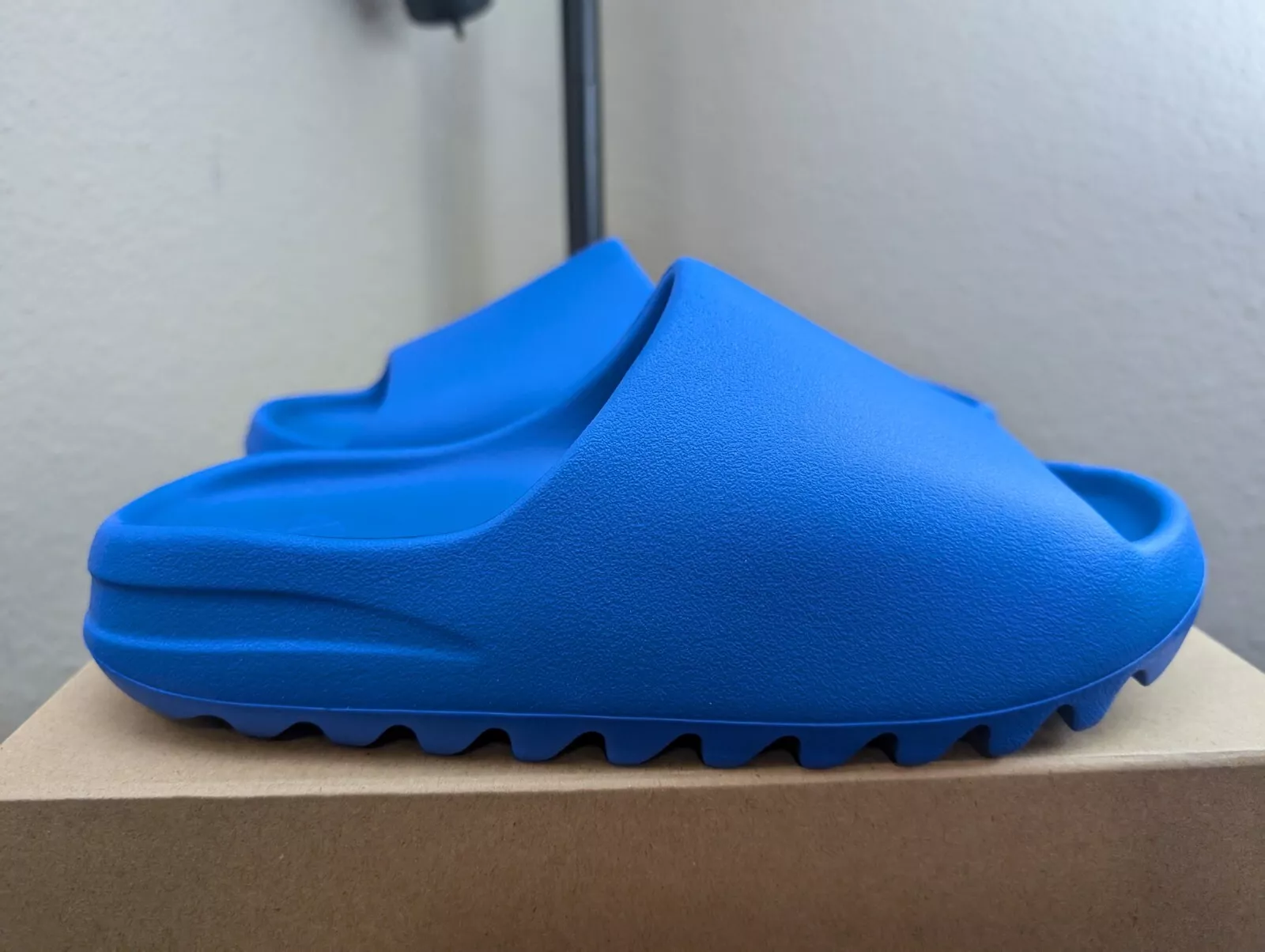Adidas Yeezy Slide Blue review Keila 01