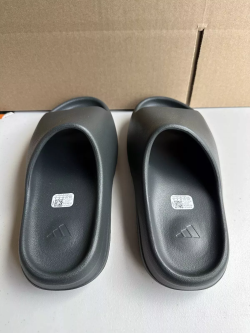Adidas Yeezy Slide Black review Deshawn 01