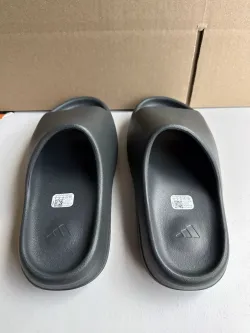 Adidas Yeezy Slide Black review Deshawn 01