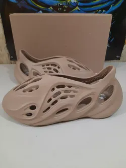 Adidas Yeezy Foam Runner Mist review Marcela 02