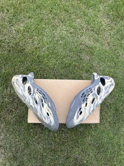 Adidas Yeezy Foam Runner MXT Moon Grey review 