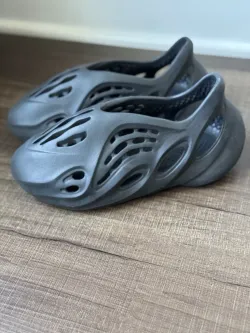 Adidas originals Yeezy Foam Runner Onyx review Mr crabs 01