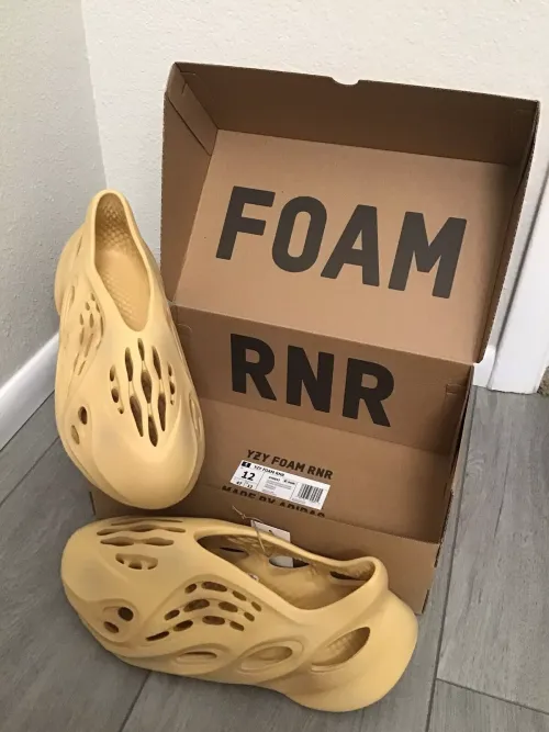 Adidas Yeezy Foam Runner Desert light brown review 