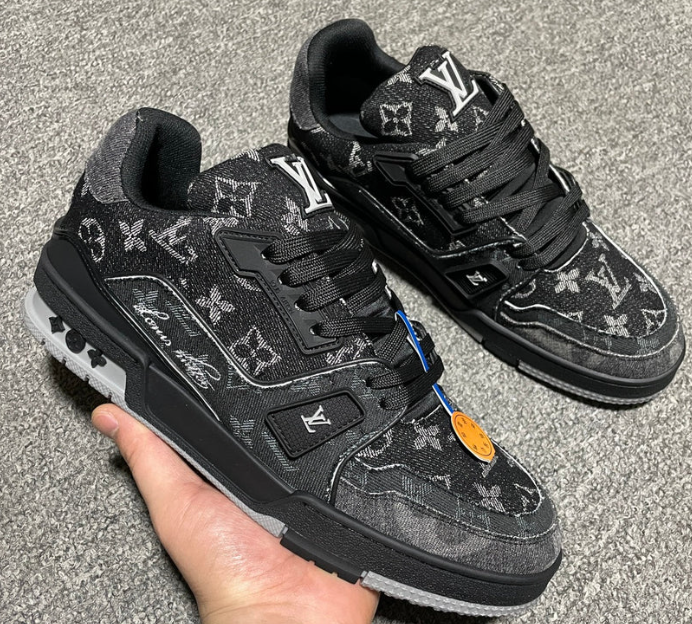 Louis Vuitton Trainer Black review Miki 02