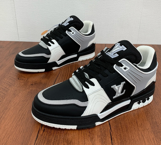 Louis Vuitton Trainer Black review Ukii 01